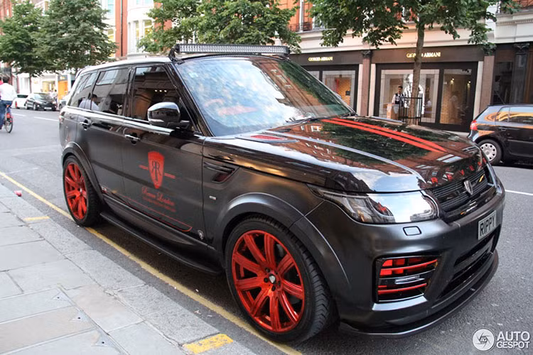 Range Rover Sport có thể đã góp công khuấy động thị trường SUV với hiệu suất mạnh mẽ của nó, nhưng điều làm nó trở nên ấn tượng hơn là sự thực nó có thể đi tốt ngay trên cả những cung đường bình thường. Revere, một công ty độ xe ở Luân Đôn, đã quyết định rằng “phong cách” quan trọng hơn.