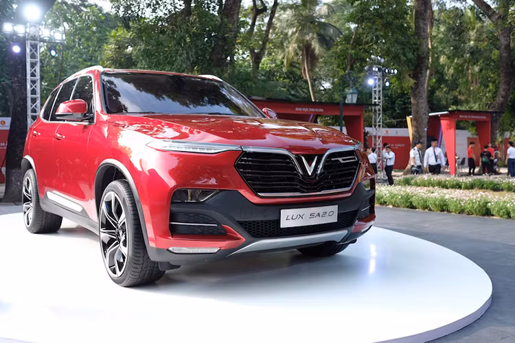 Lux A2.0 và Lux SA2.0 là hai mẫu sedan và SUV từng được giới thiệu tại Pháp hồi tháng 10. Cả 2 chiếc xe sử dụng động cơ 2.0 nền tảng N20 của BMW, AVL và Magna phát triển thêm. Cỗ máy 4 xi-lanh thẳng hàng, tích hợp bộ tăng áp 2 ống xoắn, phun nhiên liệu trực tiếp, cùng hệ thống van biến thiên VVT.