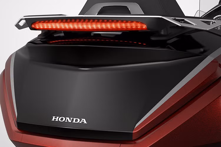 Trong khi đó ở tiện ích, ngoài thùng chứa đồ và hệ thống âm thanh giải trí chất lượng cao, Honda Gold Wing còn có kính chắn gió chỉnh điện nhằm hạn chế tối đa gió tạt vào người lái, kết hợp với bộ yên hai tầng bọc da sang trong mang đến trải nghiệm sử dụng xe vô cùng thoải mái.