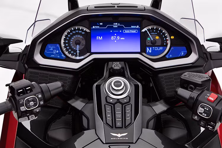 Honda Gold Wing 2021 sở hữu hàng loạt công nghệ và tiện ích hiện đại. Về công nghệ, Goldwing 2021 sở hữu hệ thống chiếu sáng full LED, hệ thống khóa thông minh Smart Key,...