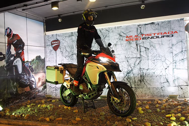 Hiện phiên bản Multistrada 1200 Enduro được Ducati nhập khẩu chính thức về thị trường Việt Nam thông qua nhà phân phối chính hãng. Khách hàng đã có thể đặt hàng ngay từ bây giờ để tận hưởng những mức ưu đãi tốt nhất từ Ducati Việt Nam.