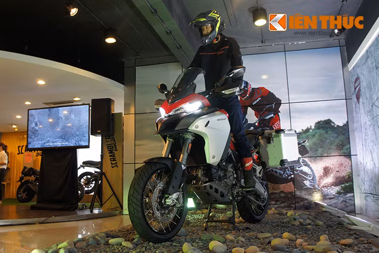 Multistrada 1200 Enduro sẽ được chính thức bán ra tại Việt Nam vào quý 3 năm 2016 với 3 màu Đỏ, Xám và Trắng. Đi kèm với các gói phụ kiện cá nhân được cung cấp bởi Touratech – Hãng phân phối phụ kiện phiêu lưu hàng đầu thế giới.