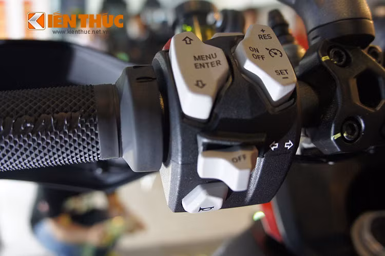 Hệ thống IMU Bosch với cơ chế hoạt động nhằm làm tăng khả năng vận hành và hệ thống an toàn trên xe. IMU cho phép hệ thống phanh ABS tăng khả năng kiểm soát lực phanh ngay cả trên khúc cua để tránh trường hợp khoá bánh và trượt trên đường.