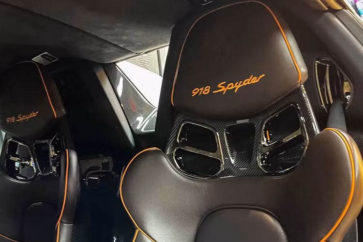 Nhờ sức mạnh này, Porsche 918 Spyder có thể tăng tốc 0-100 km/h trong 2,8 giây và đạt tốc độ tối đa 340 km/h. Với thông số này, 918 Spyder lọt vào nhóm những siêu xe nhanh nhất Việt Nam hiện nay 