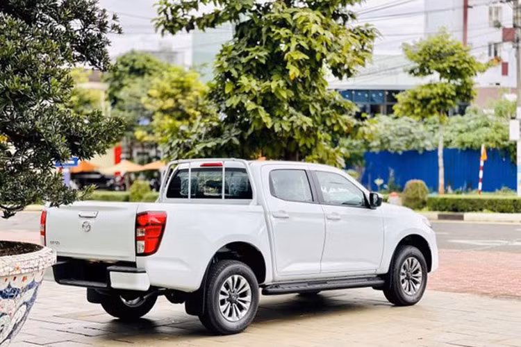 Dù nhận nhiều nâng cấp lớn cả về thiết kế lẫn trang bị và khả năng vận hành cùng lợi thế cạnh tranh về giá niêm yết (khởi điểm chỉ từ 554 triệu đồng, thấp nhất phân khúc) nhưng doanh số bán xe Mazda BT-50 liên tục không đạt như kỳ vọng. Đơn cử như trong năm 2023, chỉ có 812 chiếc BT-50 rời đại lý, chiếm 4% thị phần nhóm, trong khi đối thủ Mỹ Ford Ranger đạt doanh số tới 16.085 chiếc.