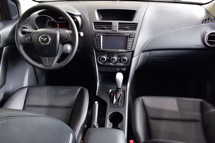 Còn theo xác nhận từ đại diện Thaco - đơn vị phân phối thương hiệu ôtô Mazda chính hãng tại Việt Nam, nguồn cung BT-50 hiện đang tạm ngưng và chưa xác định thời điểm "tái xuất". Trên thực tế, nguồn cung Mazda BT-50 cũng từng bị gián đoạn vào năm 2018 do trở ngại từ những quy định mới. Mô hình mới nhất của Mazda BT-50 được cập nhật vào năm 2021 với phong cách "bán tải đi phố", xu hướng phổ biến hiện nay.