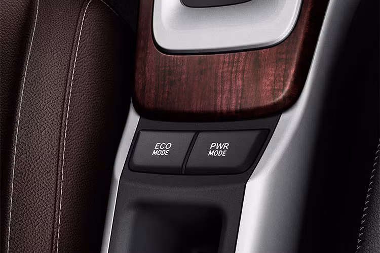 Một nâng cấp đáng giá khác của mẫu xe Toyota Fortuner phiên bản 2018 này đó chính là hệ thống phanh đĩa phía sau thay cho phanh tang trống, giúp rút ngắn quãng đường phanh của chiếc xe. Các trang bị an toàn còn lại của xe không có sự thay đổi so với đời 2017.