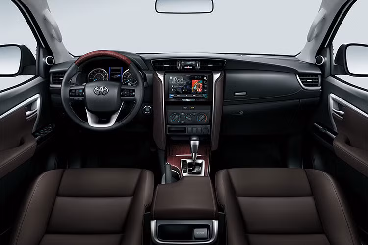 Trên các phiên bản cao cấp, Fortuner 2018 cũng đã được trang bị thêm ghế phụ điều chỉnh điện 8 hướng. Trước đây dòng xe này cũng có ghế chỉnh điện, tuy nhiên chỉ có ghế lái mới có thể điều chỉnh được. Hàng ghế sau của xe có cửa gió điều hòa độc lập, có thể gập lưng 60/40 và chỉnh tay.
