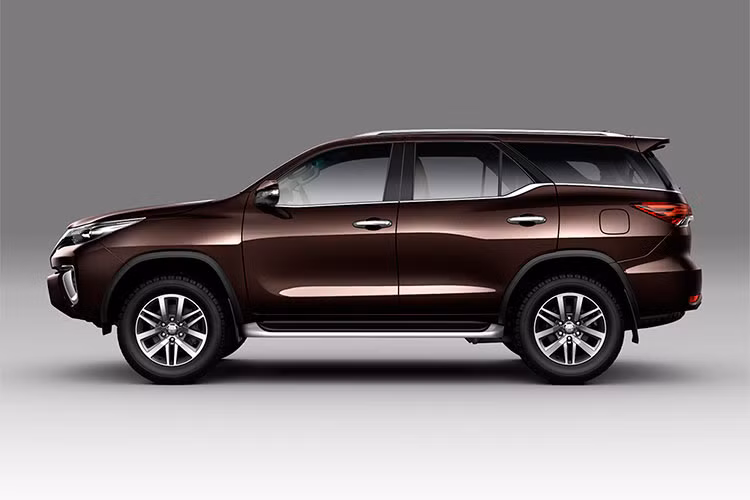 Về thiết kế, Fortuner 2018 vẫn giữ nguyên gần như không có sự thay đổi với ngôn ngữ "Keen Look" sắc sảo hơn thế hệ trước, nhằm đem tới vẻ đẹp vừa "lạnh lùng", vừa khỏe khoắn. Phải thật tinh ý mới có thể nhận ra chiếc xe đã có thêm đèn sương mù LED, đèn xi-nhan hai bên gương chiếu hậu mới, bậc lên xuống thiết kế lại và đèn hậu sửa đổi một chút.