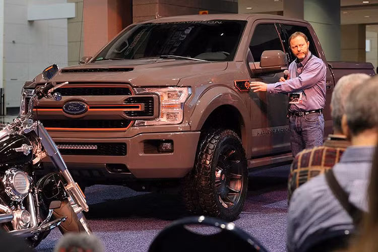Mức giá này có thể thấy là khá cao so với các phiên bản của mẫu xe bán tải Ford F-150 2019 hiện tại đang có giá khởi điểm từ 28.155 USD, và thậm chí cao cấp nhất là F-150 Limited có giá từ 67.135 USD. Chiếc F-150 Raptor 2019 có giá từ 52.855 USD.