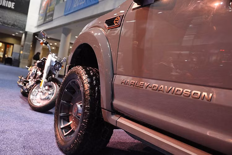 Dựa trên cơ sở chiếc Ford F-150 2019, phiên bản bán tải đặc biệt này đã có hàng loạt những thay đổi lấy cảm hứng từ chiếc môtô Fat Boy - một trong những dòng xe đặc trưng nhất của Harley-Davidson. Ở bên ngoài, chiếc xe đã được cải tiến để trở nên "ngầu" hơn hẳn những chiếc F-150 thông thường cùng nhiều chi tiết rất độc đáo.