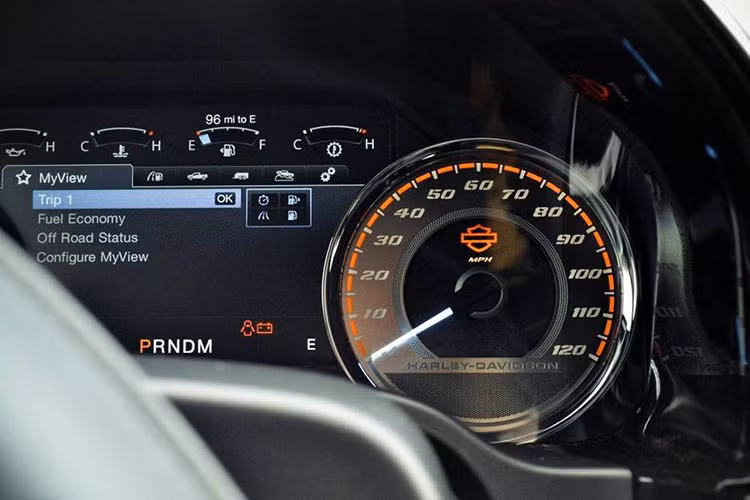 Tuscany Motor Company đã bọc lại cabin và các ghế ngồi của chiếc xe bằng da cao cấp. Riêng bề mặt mỗi ghế ngồi còn được chần chỉ màu đỏ vân con thoi như những chiếc xe sang trọng. Một lần nữa, logo Harley-Davidson lại xuất hiện ở nhiều nơi: từ bảng đồng hồ, bậc lên xuống, thảm trải sàn tới lưng ghế ngồi.
