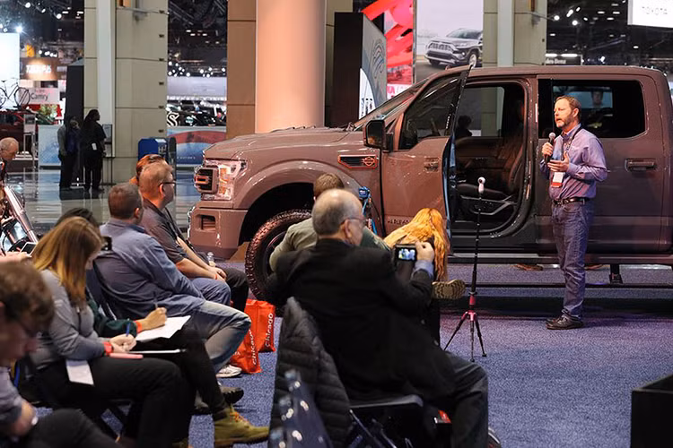 Được biết, chiếc xe trưng bày tại triển lãm Chicago lần này dù là xe bán tải Ford F-150 Harley-Davidson 2019 nguyên mẫu "prototype" song đã gần như sẵn sàng cho sản xuất hàng loạt theo đơn đặt của khách hàng.