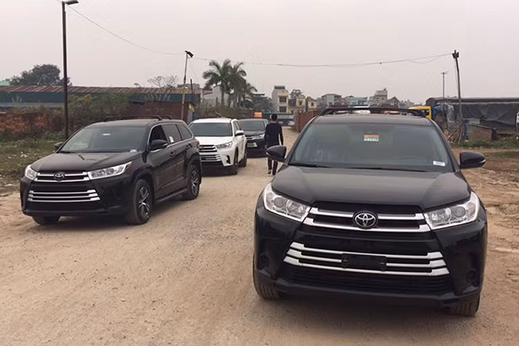 Tại thị trường Mỹ, Toyota Highlander phiên bản mới có giá bán khoảng hơn 50.485 USD cho bản Limited Platinum Hybrid, nhưng khi được nhập khẩu từ thị trường này về đến Việt Nam mẫu SUV này dự đoán sẽ có mức giá lên tới hơn 3 tỷ đồng tại một số đại lý nhập khẩu xe tư nhân.