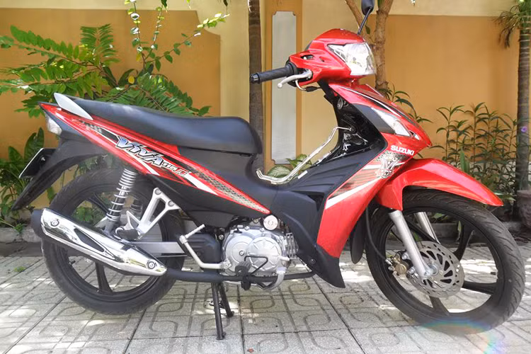 Suzuki Viva 115 Fi được hãng xe Nhật Bản đặt kỳ vọng khá lớn cho lần trở lại thị trường Việt Nam vào năm 2013. Đây có thể coi là dòng xe chủ lực của hãng trong phân khúc xe số phổ thông thời điểm đó nhằm tấn công vào phân khúc xe số vốn đang bị chiếm lĩnh bởi Honda Việt Nam và Yamaha Việt Nam. Tuy nhiên nó lại gây thất vọng lớn.