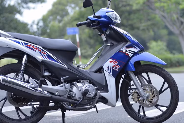 Suzuki Axelo phiên bản côn tay vẫn đang bán trên thị trường. Mặc dù vậy, bản côn tự động đã được Suzuki Việt Nam ngừng sản xuất. Trong nửa đầu 2016, doanh số cộng dồn của dòng Suzuki Axelo, chủ yếu là Axelo côn tay đạt gần 4.000 xe. Axelo côn tự động có giá bán 24 triệu đồng.