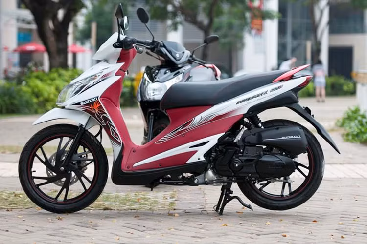 Động cơ 125 phân khối của Suzuki Hayate đi cùng với hệ truyền động vô cấp Super CVT. Mức tiêu hao nhiên liệu của Hayate mới là 45,6 km/lít xăng (theo số liệu nhà sản xuất). Ở lần đầu tiên ra mắt, mẫu xe này có giá bán lẻ đề xuất từ 23,3 triệu đồng, sau đó tăng lên theo từng phiên bản. 
