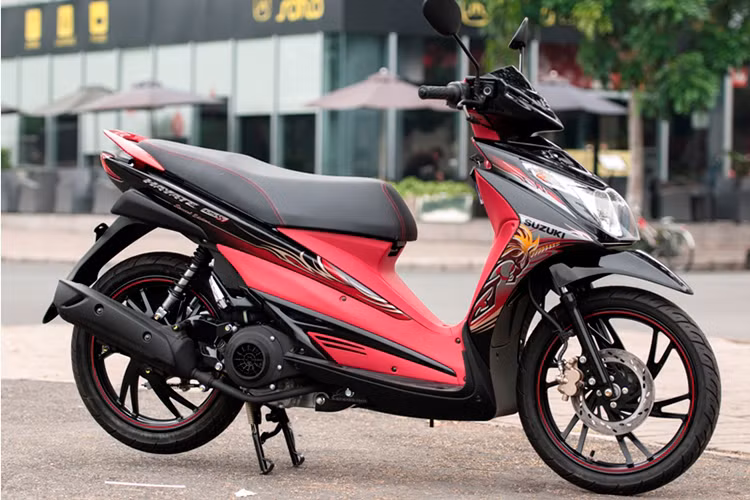 Mẫu xe tay ga Suzuki Hayate thừa hưởng thiết ấn tượng với phần đầu xe lấy cảm hứng từ tàu siêu tốc (Bullet Train), đèn đuôi xe lấy cảm hứng từ siêu môtô GSX-R danh tiếng và có thiết kế nhỏ nhắn khá hiện đại. Hayate từng được xem là đối thủ trực tiếp của mẫu xe tay ga bán chạy nhất việt Nam Honda Vision, tuy nhiên lại được khá ít người dùng quan tâm.