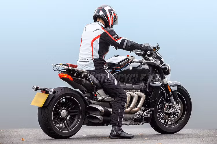 Điều này đã được chính Triumph khẳng định chắc chắn, khi hãng từng hé lộ trước về chiếc xe qua buổi họp đại lý toàn cầu vào cuối năm ngoái. Gần đây, những hình ảnh được các "paparazzi" chụp lén chiếc xe khi đang chạy thử nghiệm đã càng tiết lộ rõ những chi tiết về Rocket III thế hệ mới.