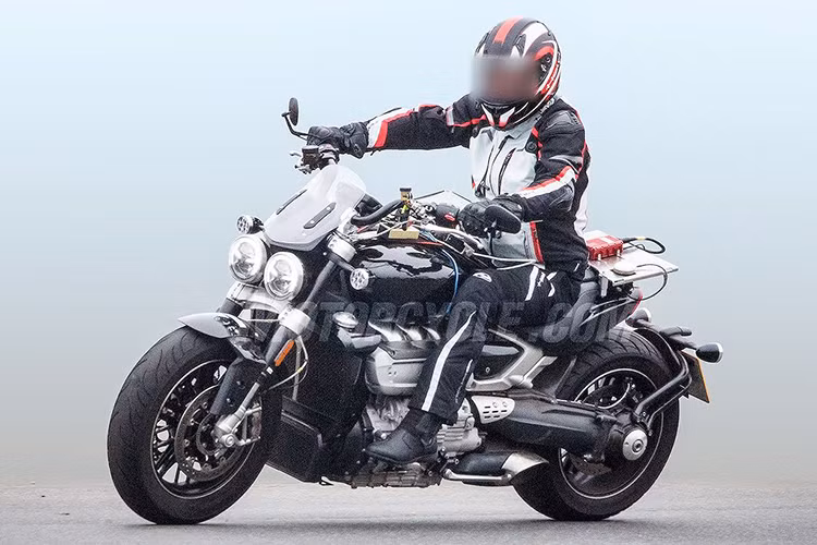 Mặc dù có kiểu dáng power cruiser học hỏi từ đối thủ Ducati, nhưng nếu để ý tới tiểu tiết, có thể thấy Triumph Rocket III thế hệ mới đã lấy cảm hứng từ khá nhiều dòng Triumph cổ điển đình đám từng xuất hiện trên thị trường.
