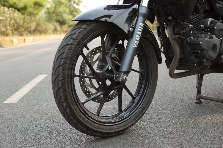 Ngoài ra, xe còn có chiều cao gầm 160 mm. Yên của Yamaha FZ 25 mang đến tư thế ngồi thể thao hơn so với FZ 2.0 nhờ tay lái ngắn hơn 15 mm. Phần hông của người lái Yamaha FZ 25 sẽ dịch lên phía trước 30 mm so với FZ 2.0. Xe được trang bị đèn pha và đèn hậu dạng LED, bảng đồng hồ LCD, vành hợp kim đa chấu.