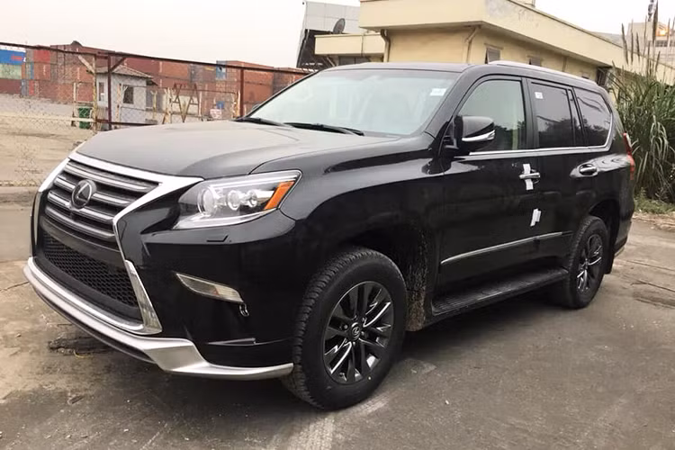 Chiếc SUV hạng sang Lexus GX460 2019 mới được nhập khẩu tư nhân mới đây đã được khui công ngay đầu năm Kỷ Hợi. Xe được chào bán với giá xấp xỉ 6,2 tỷ đồng. Mới đây, mẫu xe chính hãng cũng rục rịch lên lịch về nước vào khoảng tháng 4 tới. Giá dự kiến 5,5 tỷ đồng.