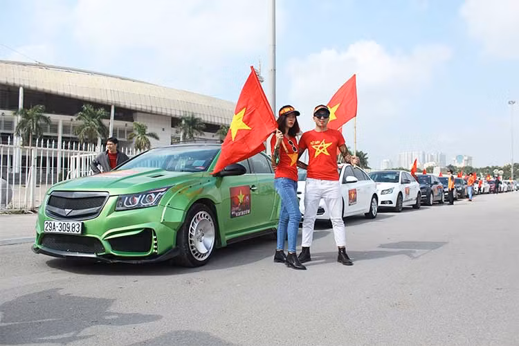 Đoàn diễu hành gồm gần 30 chiếc Chevrolet Cruze xuất phát từ Sân vận động Quốc gia Mỹ Đình sẽ di chuyển qua những tuyến phố chính của Hà Nội gồm: Đại Lộ Thăng Long - Trần Duy Hưng- Nguyễn Chí Thanh - Kim Mã- Nguyễn Thái Học- Hoàng Diệu,…