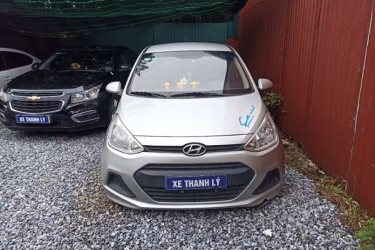 Theo quan sát và tìm hiểu loạt xe các ngân hàng đang thanh lý hiện nay, thì lượng ôtô thu hồi và rao bán của các ngân hàng tăng mạnh trong một năm trở lại đây. Xe giữ lại lâu thì càng sụt giá, mà bán cũng gặp nhiều khó khăn dù đã giảm giá nhiều lần.