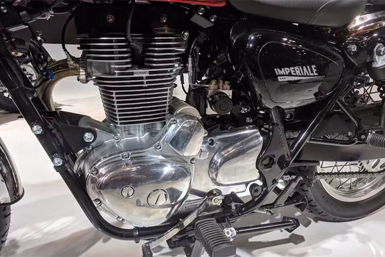 Cung cấp sức mạnh cho Imperiale 400 là khối động cơ SOHC 2 van xi-lanh đơn có dung tích 373,5cc, làm mát bằng không khí, 5 cấp số, có phun nhiên liệu điện tử để tăng hiệu năng và đáp ứng tiêu chuẩn Euro 4. Dù sở hữu dung tích lớn nhưng động cơ này lại có công suất khá khiêm tốn, chỉ 19PS tại tua máy 5.500v/ph.
