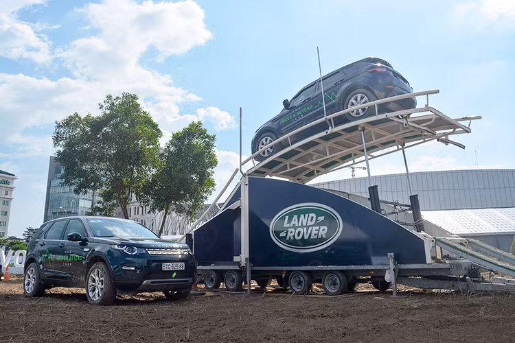 Đó là chưa kể tiền thuê vận chuyển các thiết bị mô phỏng địa hình được Land Rover nhập từ Singapore về Việt Nam (khoảng 24.000USD) và sân khấu quy mô trưng bày các dòng xe mới bên trong của triển lãm.