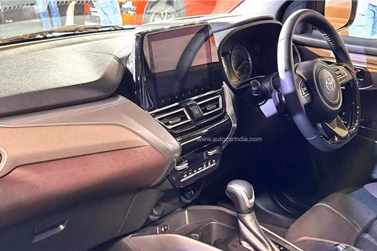 Cụ thể, Toyota Urban Cruiser Taisor được trang bị màn hình cảm ứng trung tâm 9 inch, hỗ trợ kết nối Android Auto/Apple CarPlay không dây, hệ thống điều hòa tự động, màn hình hiển thị thông tin kính lái HUD, camera 360 độ, sạc điện thoại không dây và kết nối với đồng hồ thông minh.