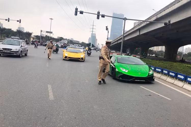 Sau khi tập trung tại Hà Nội, chiều ngày 2/3, dàn siêu xe triệu đô trong hành trình Car &amp; Passion 2018 đã rời địa điểm tập trung để xuống Hải Dương tiếp tục hành trình. Tuy nhiên, khi những siêu xe này lăn bánh trên đường phố và ra cao tốc Hà Nội - Hải Phòng, một số siêu xe trong đoàn đã bị cảnh sát "tóm gọn" vì gặp phải một số lỗi khi tham gia giao thông.
