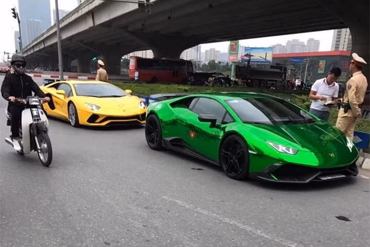 Theo thông tin ban đầu, cặp đôi siêu xe Lamborghini Aventador S và Lamborghini Huracan LP610-4 bị cảnh sát giao thông bắt lỗi không tuân thủ vạch kẻ đường. Ngoài ra, những hình ảnh khác ghi lại cũng cho thấy đoàn siêu xe này đã bị cảnh sát giao thông "tuýt còi" trên cao tốc Hà Nội - Hải Phòng nhưng không rõ nguyên nhân là gì.