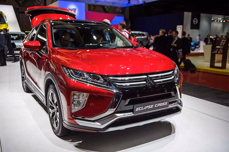 Tại thị trường Singapore, Mitsubishi Eclipse Cross 2018 có giá bán dao động từ 135.999 – 137.999 SGP (tương đương từ 2,33 – 2,36 tỷ đồng). Sau khi trình làng tại Singapore, nhiều khả năng, mẫu xe này sẽ tiếp tục được giới thiệu tại các thị trường khác tại khu vực Đông Nam Á, trong đó có cả Việt Nam.