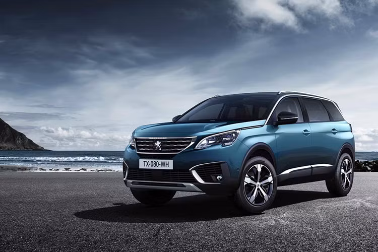 Mẫu xe Peugeot 5008 mới được xây dựng trên nền tảng khung gầm EMP2 của tập đoàn PSA. Trong khi phiên bản trước đó tập trung vào kiểu dáng nhỏ gọn (compact) thì Peugeot đã định hình thế hệ sau thuộc phân khúc phụ “C cỡ lớn”.