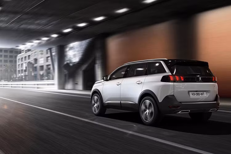 Tất cả các phiên bản Peugeot 5008 thế hệ mới đều được trang bị các hệ thống hỗ trợ an toàn tiêu chuẩn và toàn diện. Hệ thống cảnh báo khoảng cách (Distance Alert) cảnh báo người lái về nguy cơ va chạm, hệ thống phanh khẩn cấp tự động (Automatic Emergency Braking System)...