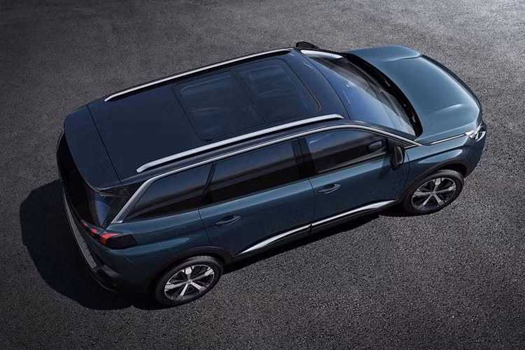 Peugeot 5008 phiên bản chạy xăng sẽ sử dụng động cơ 1,2L, sản sinh công suất 128 mã lực đi kèm hộp số sàn 6 cấp hay hộp số tự động, trong khi đó, phiên bản 1,6L mạnh mẽ hơn sản sinh công suất 163 mã lực và chỉ được trang bị hộp số tự động 6 cấp.
