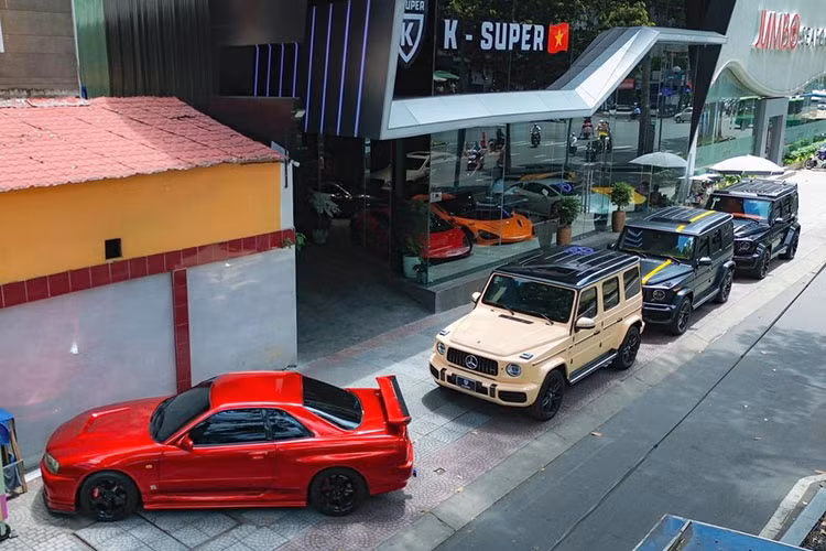 Tháng 6/2023 vừa qua, tay cò siêu xe Phan Công Khanh tổ chức sự kiện ra mắt thương hiệu mới K-Super của mình, đó là 1 showroom chuyên mua bán, ký gửi các dòng xe cao cấp đắt tiền, trước đó "tay cò" này bị đồn vỡ nợ, bản thân của Khanh "Supper" cũng không lên tiếng giải thích vụ việc, thay vào đó còn hùa với cư dân mạng bằng cách chia sẻ những dòng trạng thái làm ăn khó khăn...