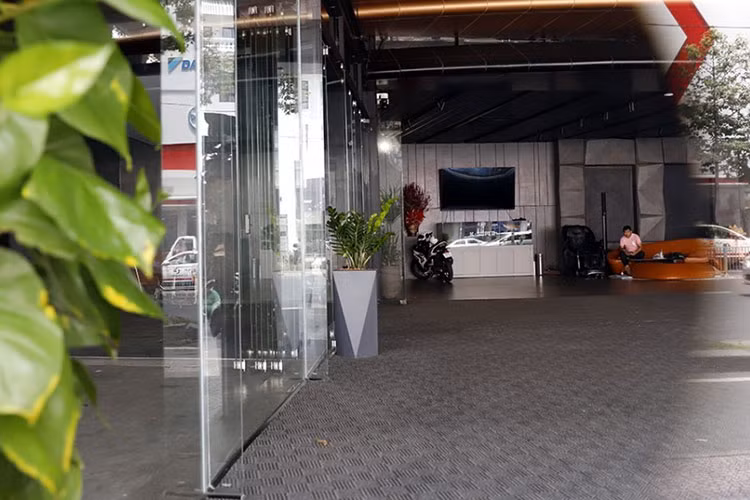 Sau đó, Khanh bén duyên sang nghề cò xe, rồi mở showroom mua bán xe đầu tiên ở huyện Bình Chánh, gần 2 năm sau, Khanh khai trương showroom mang tên K-Supper ở con đường đắt đỏ, sầm uất nhất Việt Nam là Trần Hưng Đạo, quận 1.