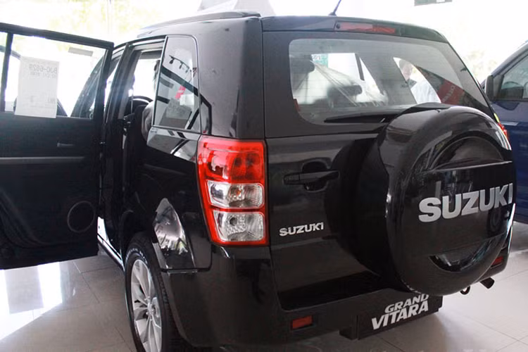 Trang thiết bị an toàn trên xe bao gồm hệ thống chống bó cứng phanh ABS, kết hợp hệ thống phân bổ lực phanh điện tử EBD, hệ thống ổn định thân xe ESP, hệ thống túi khí cho hàng ghế phía trước. Ngoài ra, xe còn được trang bị hệ thống đèn pha halogen dạng thấu kính và đèn sương mù phía trước, cùng hệ thống trợ lực lái thủy lực...