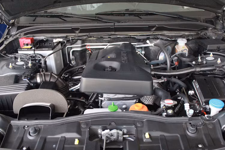 Grand Vitara tại Việt Nam trang bị động cơ 2 lít, I4 (4 xi-lanh thẳng hàng), phun nhiên liệu trực tiếp, công suất 138 mã lực tại vòng tua 6.000 vòng/phút, mô-men xoắn cực đại 183 Nm ở vòng tua 4.000 vòng/phút. Sức mạnh này giúp xe tăng tốc từ 0-100Km/h trong 10s và tốc độ tối đa đạt 200 Km/h. Xe sử dụng hộp số tự động 4 cấp, hệ dẫn động 2 cầu 4x4.