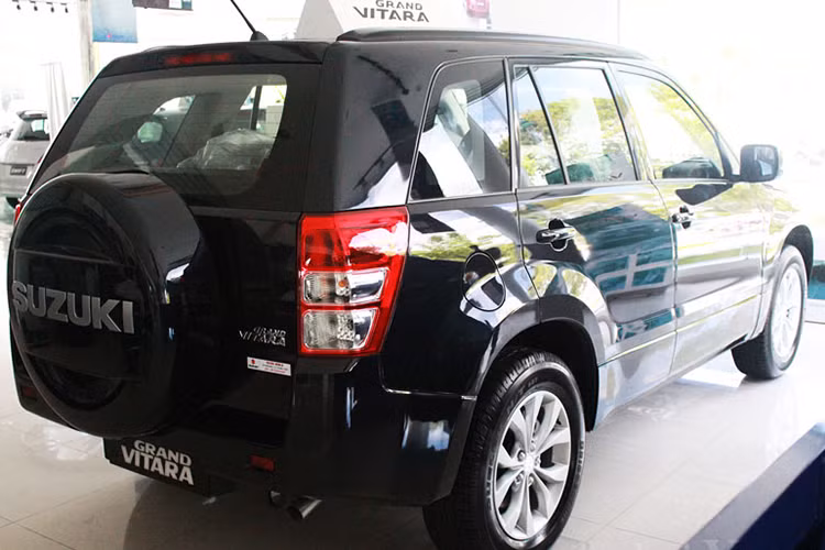 Mặc dù đã được Suzuki thông báo ngừng phân phối tại thị trường Việt Nam, tuy nhiên hiên mẫu xe này vẫn còn tồn đọng khá nhiều tại các đại lý chính hãng của Suzuki. Chính vì vậy, sau 6 tháng đầu năm 2017 với doanh số chỉ vỏn vẹn 17 chiếc được bán ra thị trường - đây có lẽ là thời điểm cần phải "xả hàng" để chuẩn bị cho doanh số của 6 tháng cuối năm.