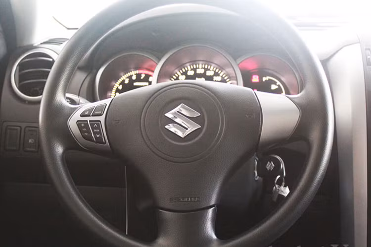 Grand Vitara có thiết kế nam tính, các chi tiết được thiết kế dạng khối bắt mắt, cụm đèn pha cùng lưới tản nhiệt vuông vứt kích thước lớn cùng cản trước cơ bắp mang lại dáng vẻ "chắc nịch" cho xe. Cấu trúc dạng xe 5 chỗ ngồi với chiều dài tổng thể 4.500 mm, rộng 1.810 mm và cao 1.695 mm... Tuy nhiên nó lại được xem là thiết kế khá cũ so với nhiều dòng xe cùng phân khúc đang liên tục được làm mới hiện nay.