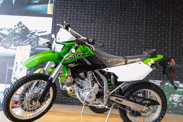 Về thiết kế, KLX250 phiên bản 2018 mới vẫn sở hữu kiểu dáng quen thuộc giống như đời trước đó, với các đường nét sắc sảo và cứng cáp. Xe sở hữu kích thước khá gọn gàng, với chiều dài tổng thể bao gồm (dài x rộng x cao) 2.220 mm, rộng 820 mm và cao 1.200 mm.