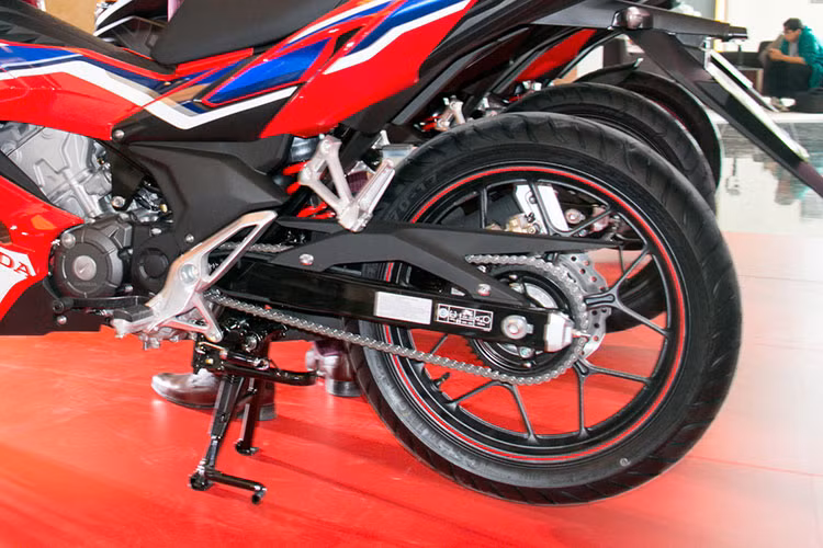 Honda Winner X 2020 mới sẽ tiếp tục được trang bị khối động cơ mạnh mẽ với hệ thống phun xăng điện tử PGM-FI 150cc 4 kỳ xi lanh đơn kết hợp cùng hộp số 6 cấp, cam đôi DOHC 4 van làm mát bằng dung dịch, sản sinh công suất tối đa 15,4 Hp tại 9.000 vòng/phút, mô-men xoắn cực đại 13,5 Nm tại 6.500 vòng/phút. 