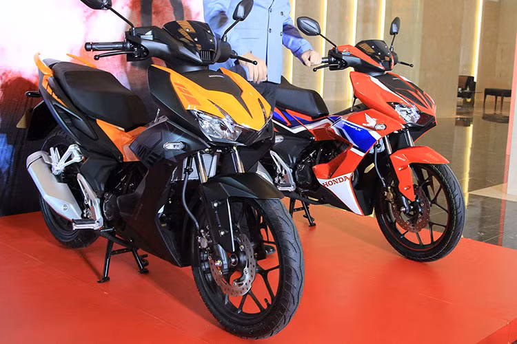Với thiết kế hoàn toàn lột xác với thế hệ trước, mẫu xe máy Honda Winner X đã nhận được những phản hồi tích cực từ phía khách hàng, đặc biệt là những khách hàng trẻ yêu xe côn tay. Tiếp nối thành công đó, Honda Việt Nam tiếp tục bổ sung phiên bản mới và màu tem mới nhằm đem đến nhiều lựa chọn hơn cho khách hàng.