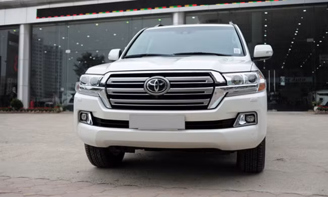 Cruiser 2016 được thay đổi lưới tản nhiệt hình lục giác với 3 thanh ngang mạ crôm liên kết với cụm đèn pha LED, phía trên nắp ca-pô được tạo những đường gân dập nổi, đèn hậu thiết kế với kiểu dáng nằm ngang, đèn định vị được đưa lên cao với phần cản sau thể thao hơn.