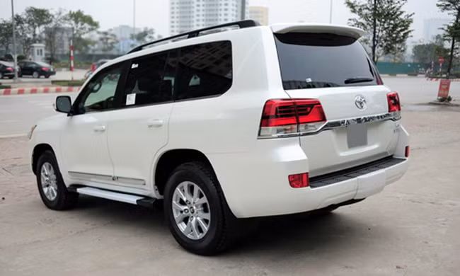 Ở thế hệ này, Toyota vẫn sử dụng hệ thống khung gầm body-on-frame (thân đặt trên khung rời, phân biệt với loại khung xe nguyên khối monocoque) của Land Cruiser 2008.