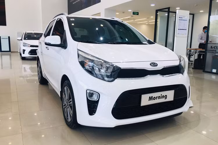 Mẫu xe còn lại trong top 10 là Kia Morning. Mẫu xe hạng A này bán ra 31 chiếc, giảm 44,6%. Cũng như sedan hạng D, phân khúc xe hạng A tại Việt Nam hiện không còn được ưa chuộng như trước. Kia Morning là một minh chứng rõ ràng cho xu hướng này.
