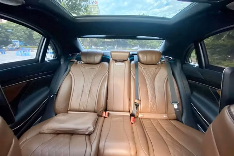 Một số chức năng an toàn của xe có thể kể ra như phanh tự động, cảnh báo điểm mù, cảnh báo chệch làn, camera 360 độ phân giải cao, camera hồng ngoại hỗ trợ ban đêm... Đặc biệt là gói trang bị PRE-SAFE giảm thiểu mức độ nghiêm trọng khi xảy ra va chạm, bảo đảm an toàn cho hành khách trên xe bằng cách căng dây đai an toàn, điều chỉnh độ cao tựa đầu (tránh trấn thương đầu/cổ), tự động đóng các cửa sổ và cửa nóc...